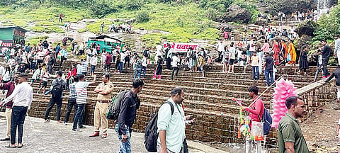 कार्ल्यातील भाजे धबधबा गजबजला