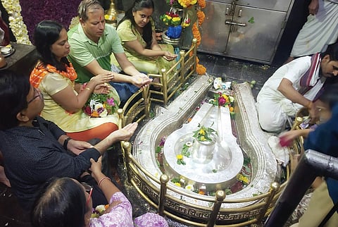 भीमाशंकर मंदिर, गाभार्‍यात फुलांची आकर्षक सजावट