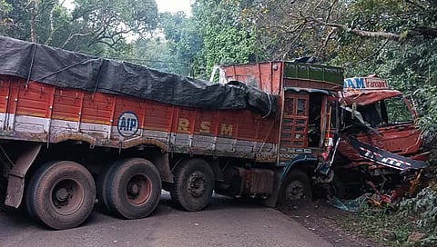 बेळगाव -  चिखले जवळ ट्रकला अपघात