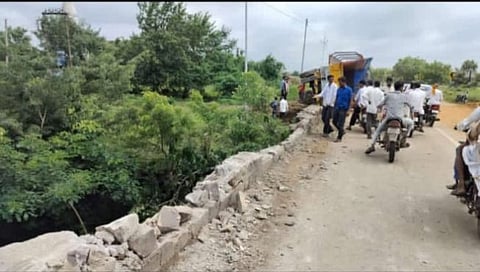 परभणी ते हिंगोली मार्गावरील सतरामैल पुलावर अपघाताची दखल घ्‍यायला कोण आहे का?