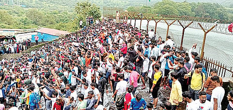 सलग सुटीमुळे लोणावळ्यात पर्यटकांची गर्दी