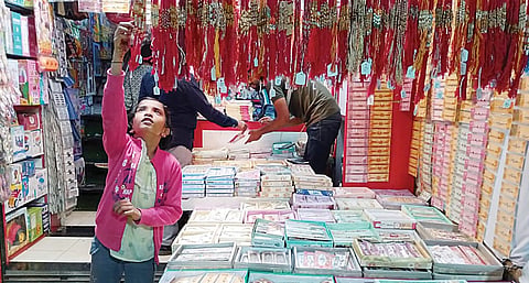 नवी सांगवी : डोरेमॉन, रॉकेट, चंद्रयान राख्यांनी सजली बाजारपेठ