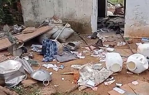 


बडोदिया नौनागीर बसस्थानकाजवळ असणारा पीडितेचा घरावर जमावाने हल्‍ला केला. घराची तोडफोड केली.