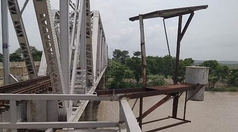 ब्रेकिंग : मिझोराममध्‍ये बांधकाम सुरु असणारा रेल्वे पूल कोसळला, १७ ठार; अनेक जण ढिगाऱ्याखाली गाडले गेले