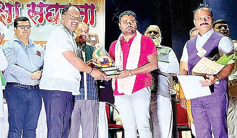 दै. ‘पुढारी’चे प्रसाद जगताप ‘समाजऋण’ने सन्मानित
