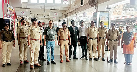 पुणे रेल्वे स्थानकात घुसखोरी करणार्‍यांना दणका
