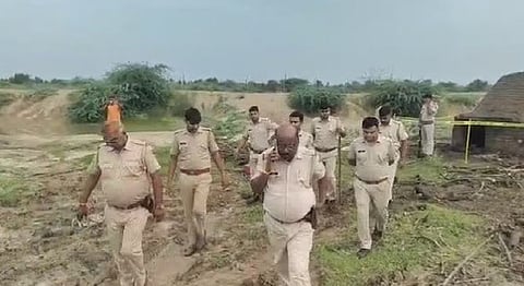  भिलवाडा येथे पाहणी करताना कोटरी पोलीस ठाण्याच्या कर्मचारी.