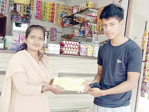 भाऊरायाच्या हाती बहिणीच्या मायेचा धागा; पोस्टमन भगिनीनेच पोहोचविल्या रक्षाबंधनानिमित्त घरोघर राख्या