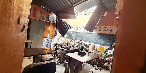 धक्कादायक ! शाळेच्या भिंतीसह छत कोसळले