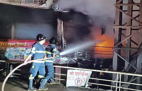 Pune Fire News : अग्निशमन दलाकडून आगीमध्ये अडकलेल्या ९ वर्षाच्या मुलीची सुटका