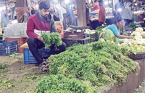 पालेभाज्या सामान्यांच्या आवाक्यात
