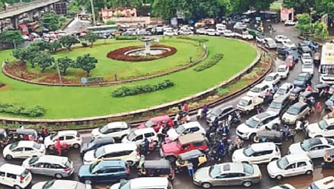 नाशिक : बेशिस्त पार्किंगवर टोईंगची मात्रा ; मनपा व पोलिस प्रशासनाचा संयुक्त निर्णय