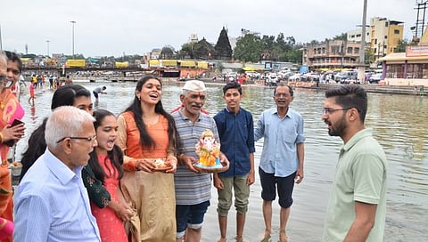 गणरायाला भक्तिभावाने निरोप देताना भाविक(छाया : हेमंत घोरपडे)