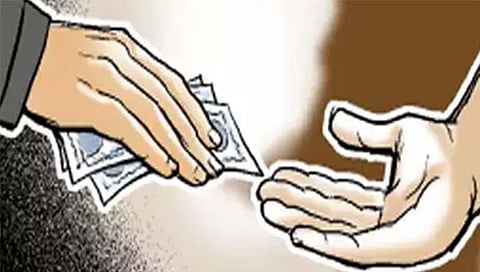 नाशिक : लाच घेताना व्यवसाय कर अधिकारी गजाआड