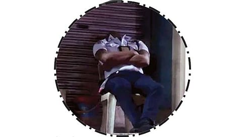 धड जागेवर नसलेला सुरक्षारक्षक!