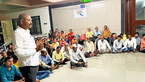 Nashik CIDCO News : झोपलेल्या प्रशासनाला जाग यावी म्हणून नागरिकांचे रात्री आंदोलन