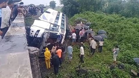Jalgaon : एरंडोल जवळ खासगी ट्रॅव्हल्सला अपघात; दोन ठार, १२ प्रवासी जखमी
