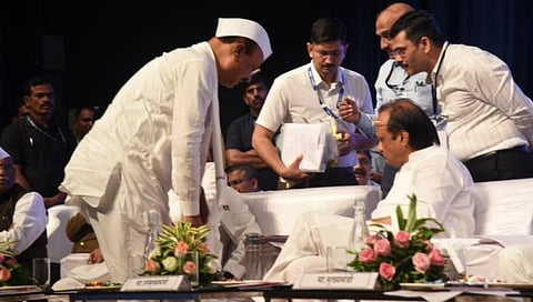 Marathwada Cabinet Meeting : कार्यक्रमाच्या व्‍यासपीठावरच सत्तारांची फाईलवर सही घेण्याची घाई; उपमुख्यमंत्री पवारांनी दिला नकार