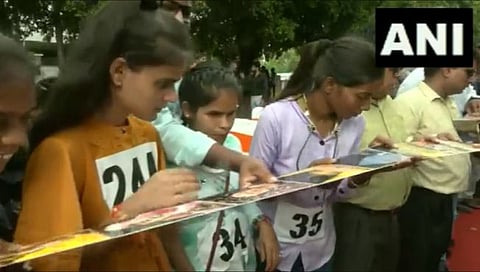 PM Modi Birthday : पंतप्रधान नरेंद्र मोदी यांच्या वाढदिवसानिमित्‍त दिव्यांगांनी १.२५ किमी लांब वाढदिवस कार्ड केले तयार
