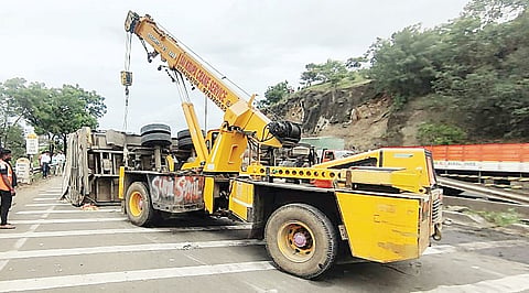 Pune Accident : पुणे-बंगळुरू महामार्गावर विचित्र अपघात; ट्रकची आयशर टेम्पोला धडक, चालक जखमी