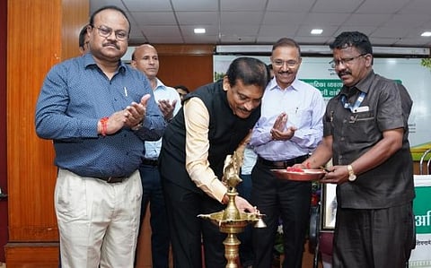 रोपवाटिकांच्या व्यवस्थापन कार्यशाळेचे दीपप्रज्वलनाने उद्घाटन करताना कृषी आयुक्त सुनील चव्हाण. समवेत  डॉ. कैलास मोते, अशोक किरनल्ली व मान्यवर.