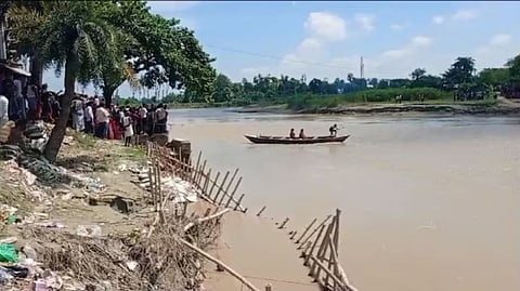बिहारमधील मुझफ्फरपूर जिल्ह्यातील बागमती नदीत आज ( दि. १४) सकाळी ३० मुलांना घेऊन जाणारी बोट उलटली.
