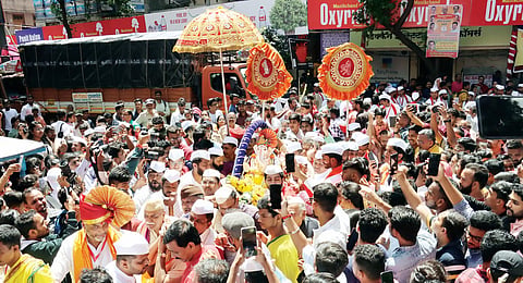 ganeshotsav 2023 : पुण्यातील मानाच्या आणि प्रमुख गणपती मंडळांची वैभवशाली मिरवणूक; विधिवत प्रतिष्ठापना