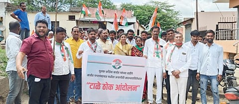 कर्जत नगरपंचायतीला ठोकले टाळे ; अधिकार्‍यांच्या मनमानीविरुद्ध युवक काँग्रेसचा मोर्चा
