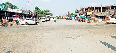 माहिजळगाव : चौफुल्यावर पसरतेय धुळीचे साम्राज्य; ग्रामस्थ, व्यावसायिकांचे आरोग्य धोक्यात