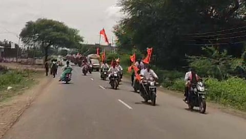 मराठा बांधव ट्रॅक्टर रॅलीद्वारे तहसील कार्यालयावर धडकले 
