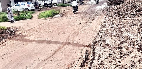 अहमदनगर : हा खेड्यातील नव्हे, शहरातील रस्ता; महापालिका प्रशासन ऐकेना