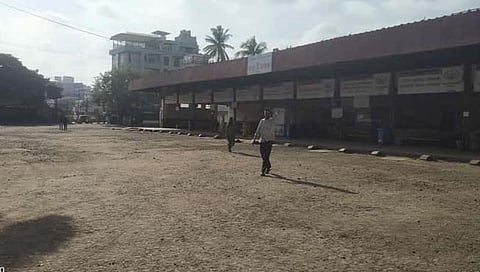 सांगली- बंदमुळे येथील बसस्थानकात असा  शुकशुकाट आहे