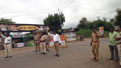 पुसेसावळी रस्त्यावर नाकाबंदी  