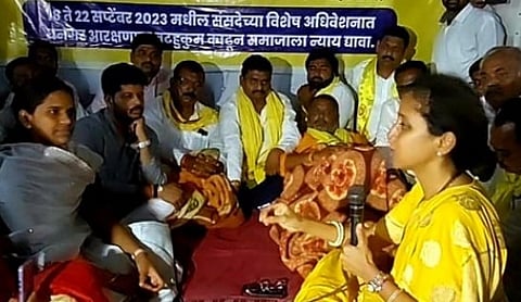 चोंडी ता. जामखेड येथे धनगर आरक्षणप्रश्री आंदोलकांशी चर्चा करताना खा.सुप्रिया सुळे