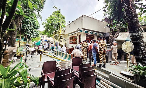 पुणे : ‘वैशाली’च्या अतिक्रमणावर हातोडा