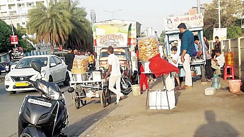 वडगाव शेरी : पादचारी रस्त्यावर; पथारीवाले पदपथावर! महापालिकेचे कारवाईकडे दुर्लक्ष