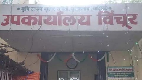 विंचूर उपबाजार आवारात कांदा लिलाव सुरू 