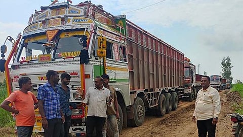 Athani sugar : बांबवडे येथे स्वाभिमानीने ‘अथणी’ची साखर, स्पिरिट वाहतूक रोखली