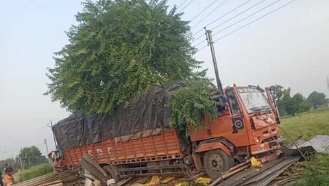 Buldhana Accident : बुलढाणा: नांदुरा तालुक्यात ट्रक झोपडीत घुसला; ५ मजूर ठार, ५ जण जखमी