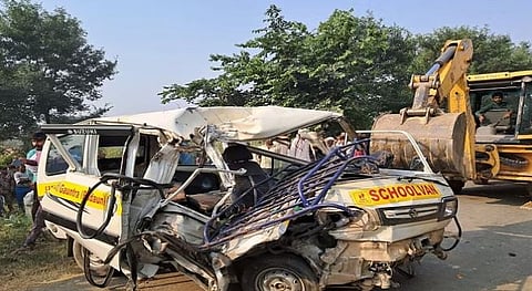 अपघातानंतर स्‍कूल व्‍हॅनची झालेली अवस्‍था. 