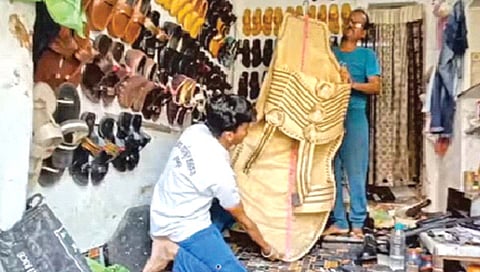 चक्क 5 फूट 3 इंचांची चप्पल