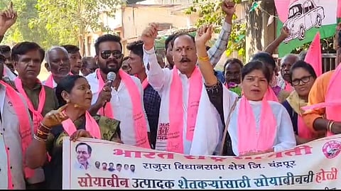 चंद्रपूर : तहसील कार्यालयासमोर सोयाबीनचे ढिग पेटवून राज्य सरकारचा निषेध 