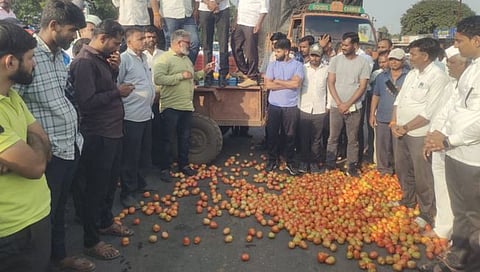 Nashik News : कवडीमोल दरामुळे संतप्त शेतकर्‍यांनी रस्त्यावर ओतले टोमॅटो