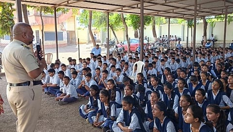Dhule Pimpalner : पोेलिसांकडून विद्यार्थ्यांना सायबर क्राईम, वाहतूक नियमांचे धडे