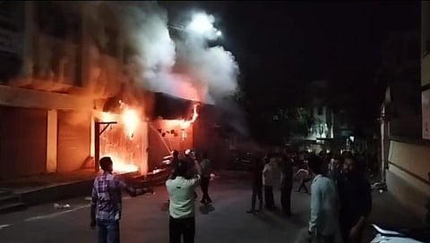 नाशिक : चौक मंडईतील दुकानांना अचानक आग, लाखो रुपयांचे नुकसान