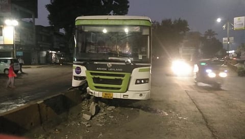 Nashik News : चालकाचे नियंत्रण सुटल्याने बस थेट दुभाजकावर धडकली