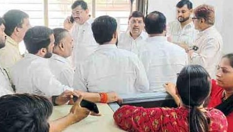 Nashik News : दमबाजी, हाणामारी अन् मिटवामिटवी; मनसे-ठाकरे गटात असाही राडा
