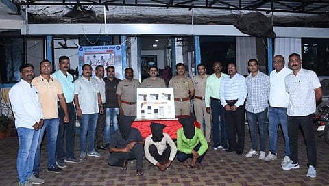 Jalgaon Crime : स्कॉर्पिओमध्ये तीन गावठी पिस्तूल, चार काडतूस; तिघांना घेतलं ताब्यात