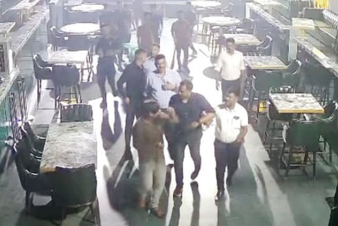 पुण्यातील राजा बहादूर मिलमध्ये एक्साईजच्या अधिकार्‍याचा राडा