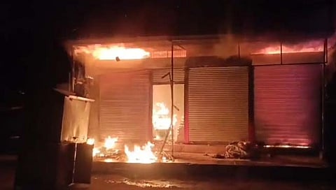 भराडी येथील दुकानांना आग 